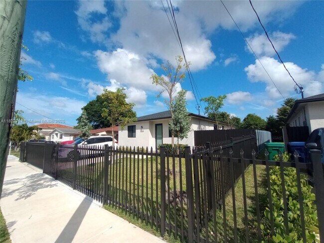Foto del edificio - 15221 Railroad Dr