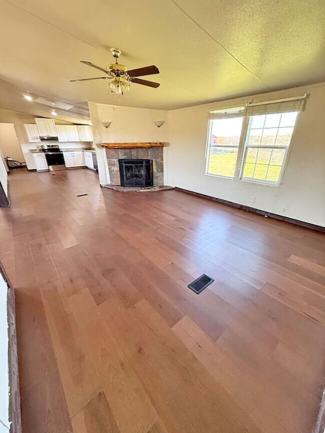Foto del edificio - Beautiful 4 Bedroom 2 Bath manufactured home in Rhome Texas on 2 acres.