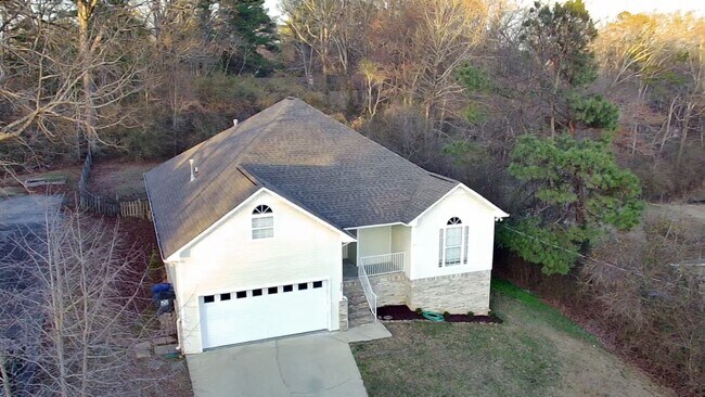 Foto del edificio - Beautifully Renovated Home in Trussville City Schools – Fireplace & 2-Car Garage