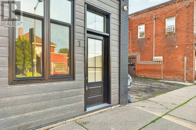 Building Photo - 260 King St