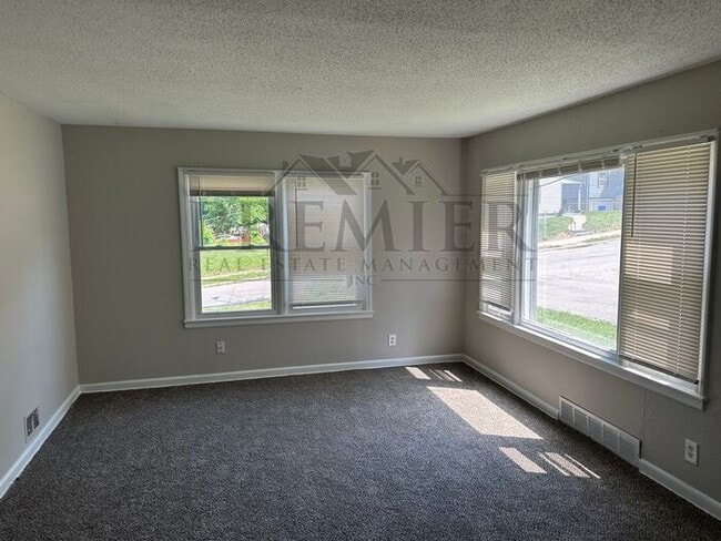 Building Photo - 2 bedroom / 1 bath 2700 Oakley KC MO -Fres...