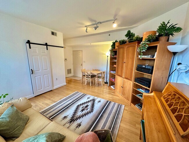 Building Photo - Dupont Living at its Finest. FURNISHED 1 Bed Sweeping view!