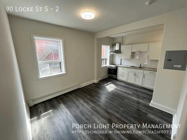 Photo du bâtiment - Locke St S - Unit 2 Private Laundry, Parking and AC