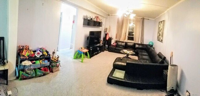 Foto del edificio - 63-61 Yellowstone Blvd