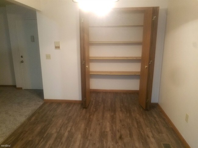 Foto del edificio - 2 br, 2 bath Apartment - 8338 Shields Dr