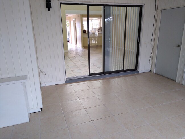 Foto del edificio - 2201 Pinewood Villas Dr