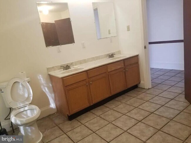 Building Photo - 205 Noble St