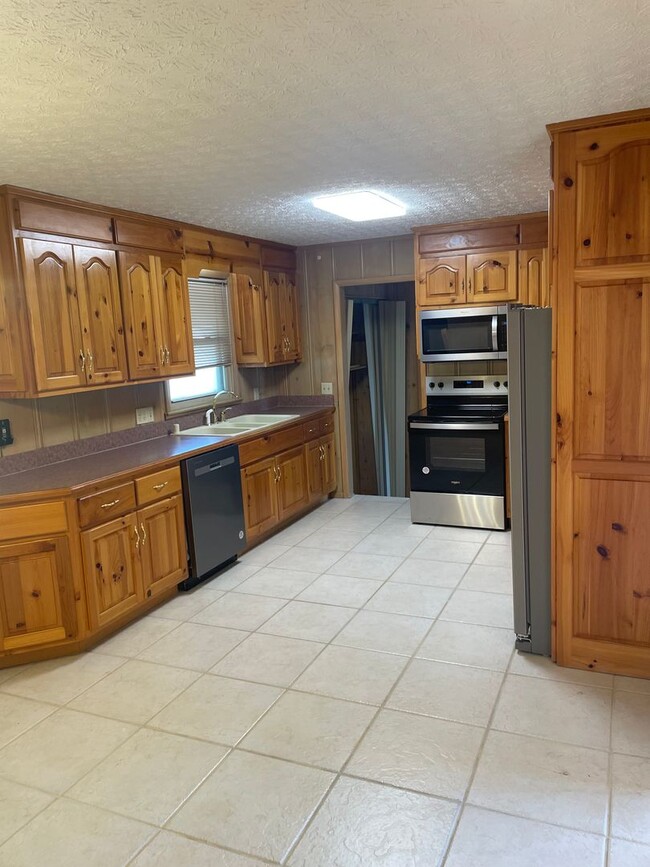 Building Photo - 3 Bed/1 Bath Home