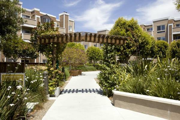Foto del edificio - 6400 Christie Ave