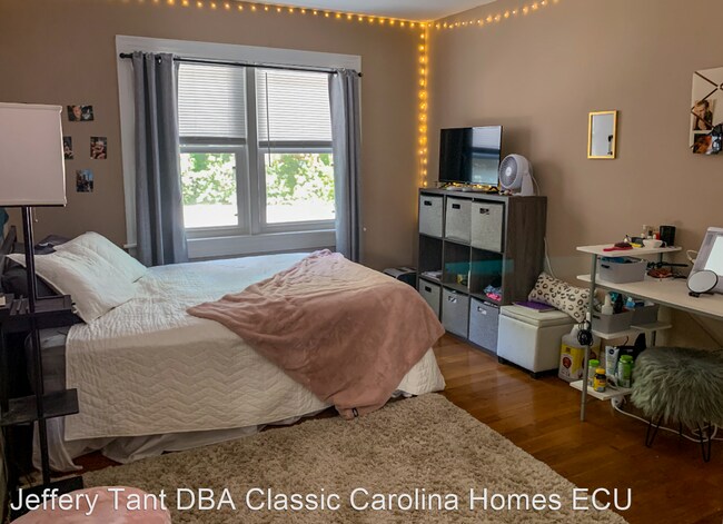 Foto del edificio - 5 br, 3 bath House - 1599 E Third Street