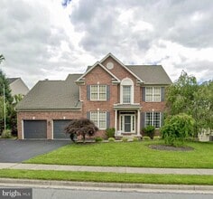 Building Photo - 2242 W Greenleaf Dr