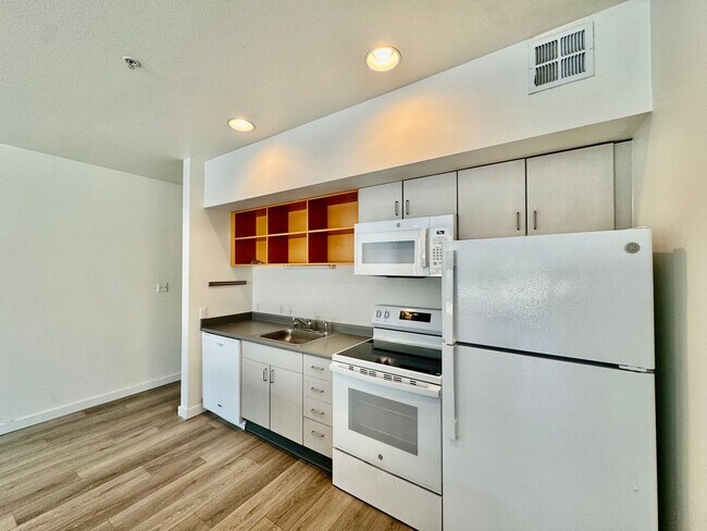 Foto del edificio - Two-Bedroom Downtown Condo with City View!!