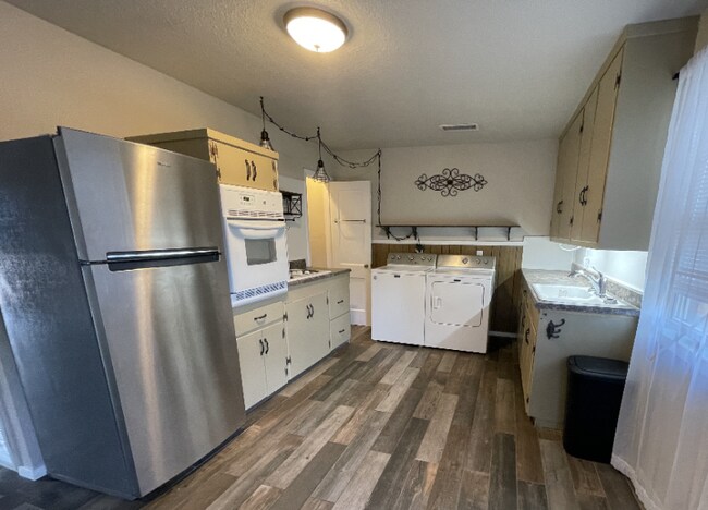 Building Photo - 213 SW 31st Ave