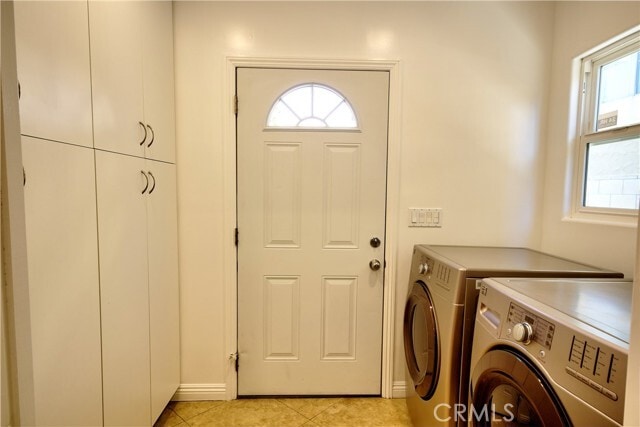 Building Photo - 1367 E Windsor Rd