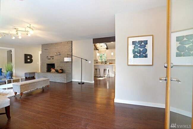 Building Photo - Gorgeous 4 Bedroom, 4 Bath +Bonus Room in ...