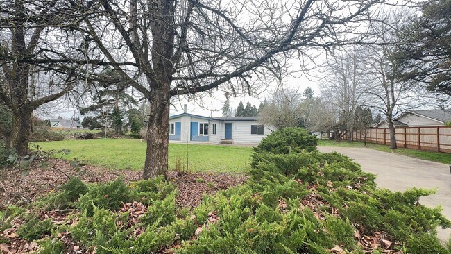 Foto del edificio - 3bd/2ba House on 1 Acre in SE Salem! Pet Friendly - Available NOW!