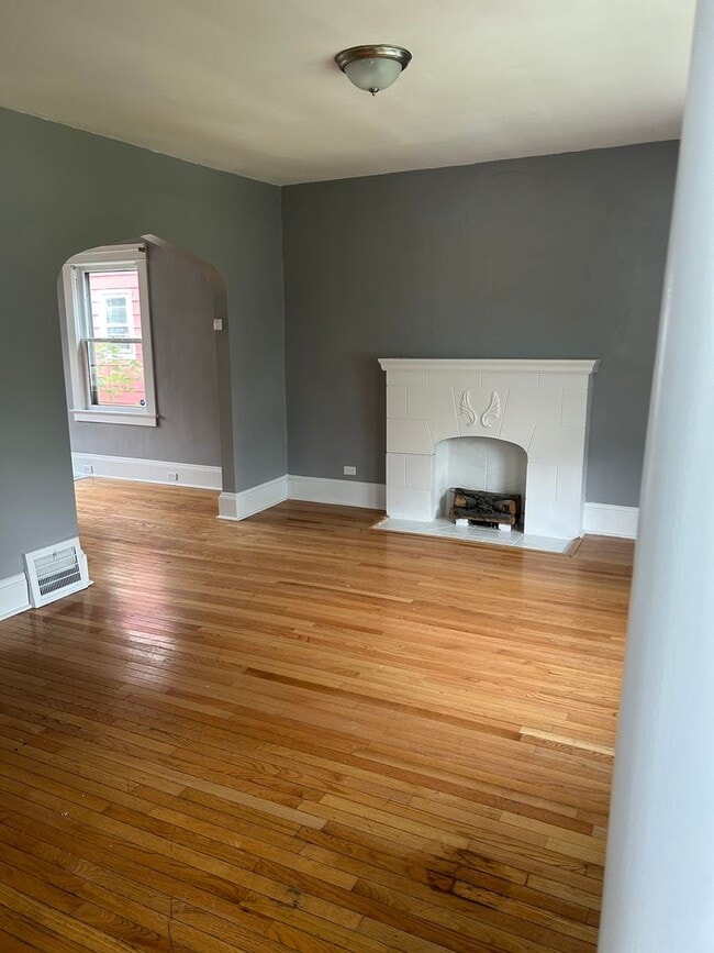 Building Photo - SECTION 8 READY!!