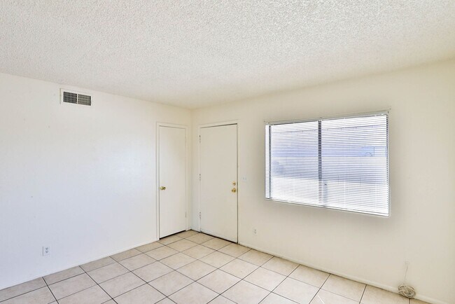 Building Photo - 533 S Olive