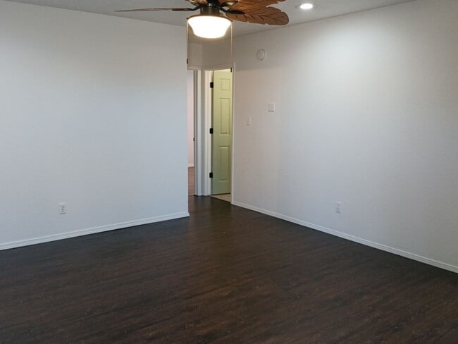 Building Photo - 3 Bedroom, 1 Bathroom Home! Schedule a Sho...