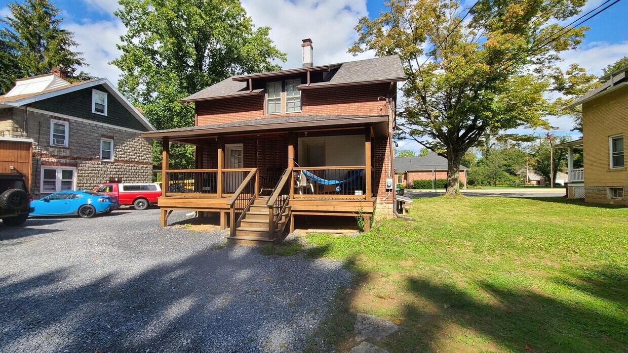 Foto del edificio - Classic, Spacious 4-Bedroom 2-Bath House C...