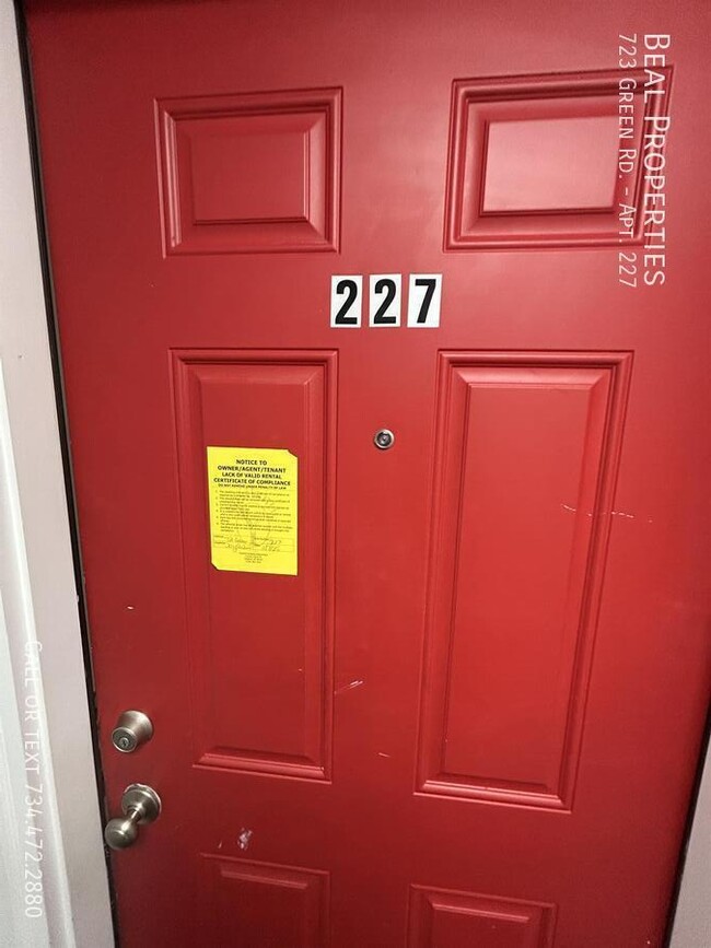 Foto del edificio - 723 Green Rd