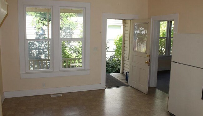 Building Photo - 6 bedroom, 2 bath home available in York Neighborhood!