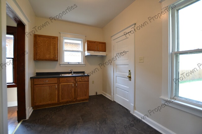 Building Photo - 463 S Ottawa St