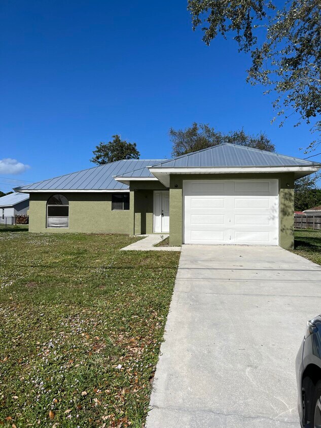 3223 SE Quay St, Port Saint Lucie, FL 34984 House Rental in Port