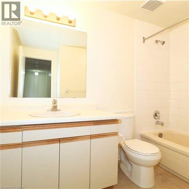 Building Photo - 425 KINGSCOURT Dr