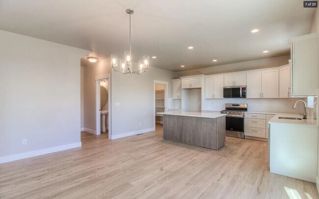 Foto del edificio - Beautiful, Newly-Built Home with Office