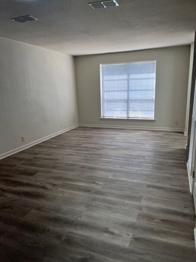 Building Photo - Newly Remodeled Townhome