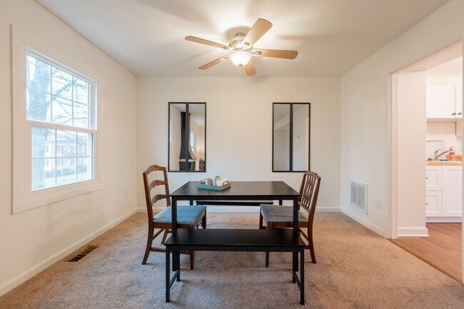 Building Photo - 4 Bedroom Townhome Available 07/01/24
