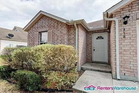 Building Photo - -NEW INCENTIVE- Cute home with lots of space.