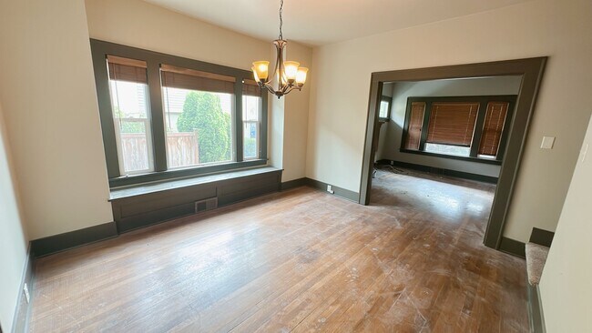 Foto del edificio - Classic 4 bdrm/2ba Craftsman in the Letter...