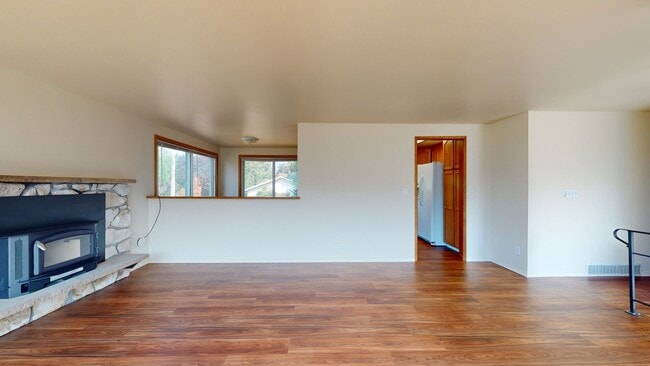 Foto del edificio - Location, Location, Location! - Four Bedroom house located minutes from Des Moines Waterfront