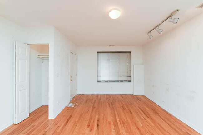 Building Photo - 2543 N Southport Ave