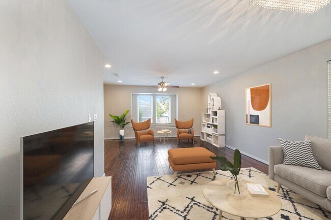 Foto del edificio - Stylish M Streets townhouse with modern interior & fenced yard
