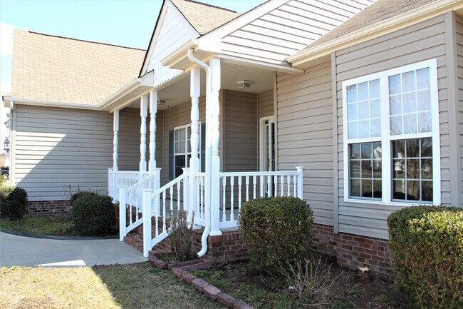 Foto del edificio - 205 Queenswood Blvd
