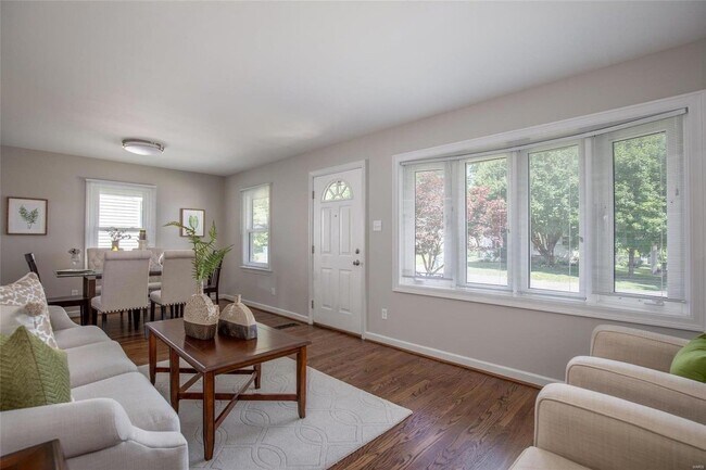 Building Photo - 130 St Maurice Ln