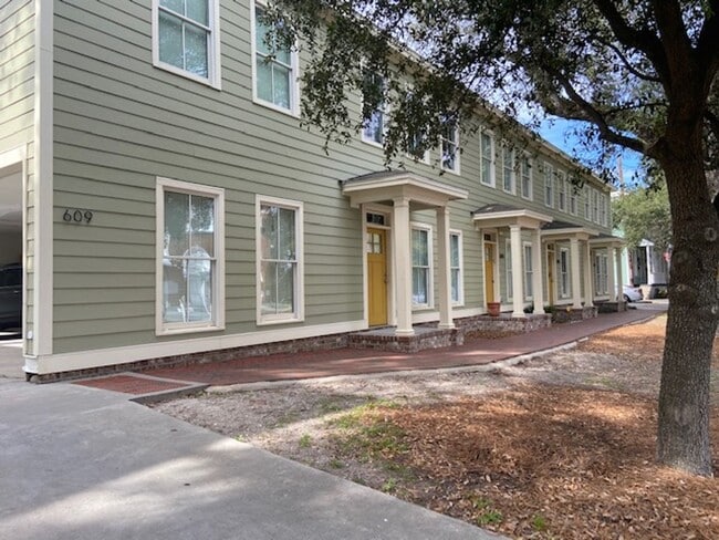Building Photo - 554 Nicoll St