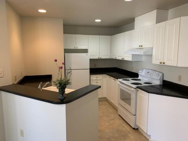 Building Photo - 2 bedroom in Bellevue WA 98005