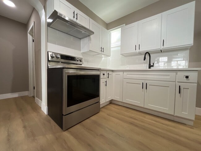 Building Photo - Fully Renovated and Modern 3-Bedroom, 1-Ba...