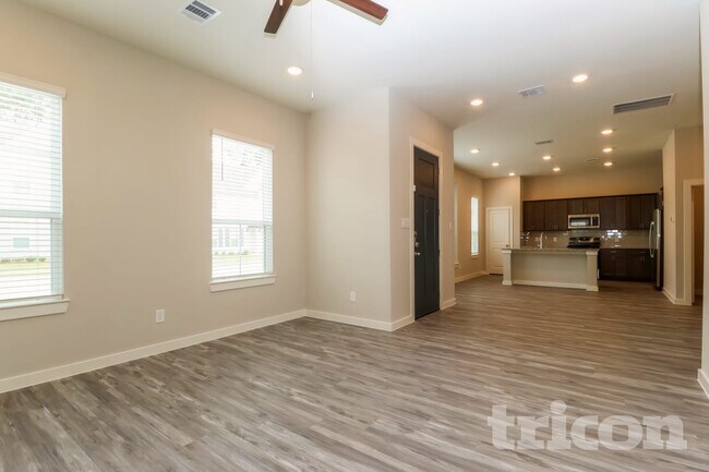 Foto del edificio - 9835 Willow Creek Commerce Dr