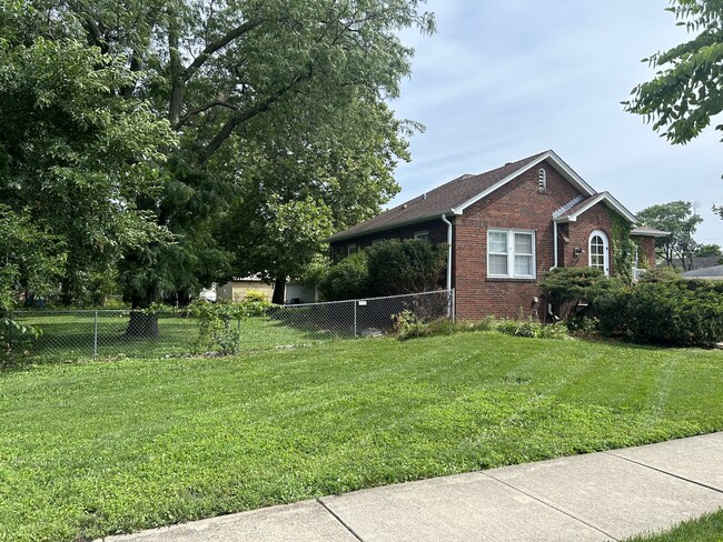 Building Photo - 994 Greenview Ave