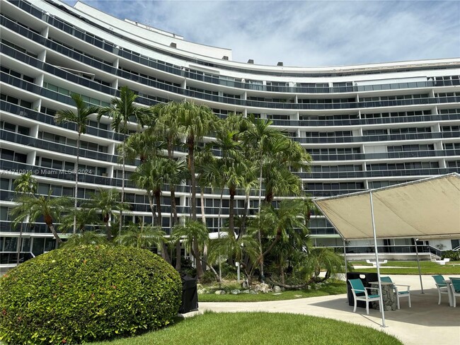 Foto del edificio - 900 Bay Dr