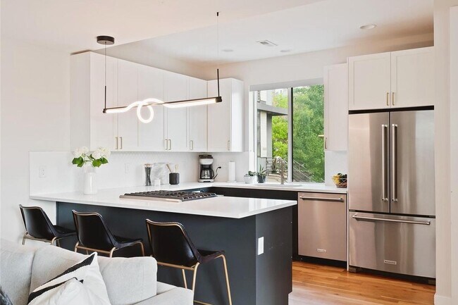 Building Photo - Chic LoHi townhouse with incredible views ...