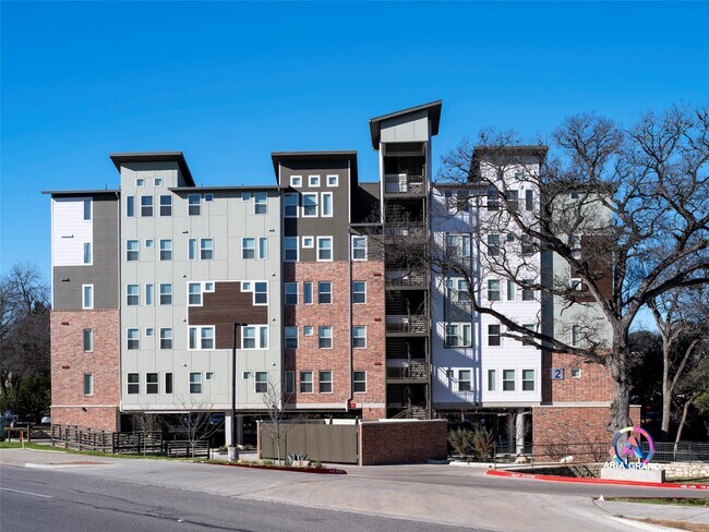 Foto del edificio - 1800 S I-35 Frontage Rd