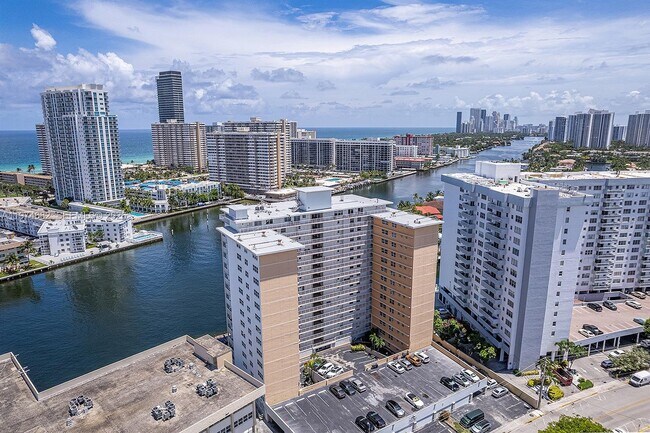 Foto del edificio - 121 Golden Isles Dr
