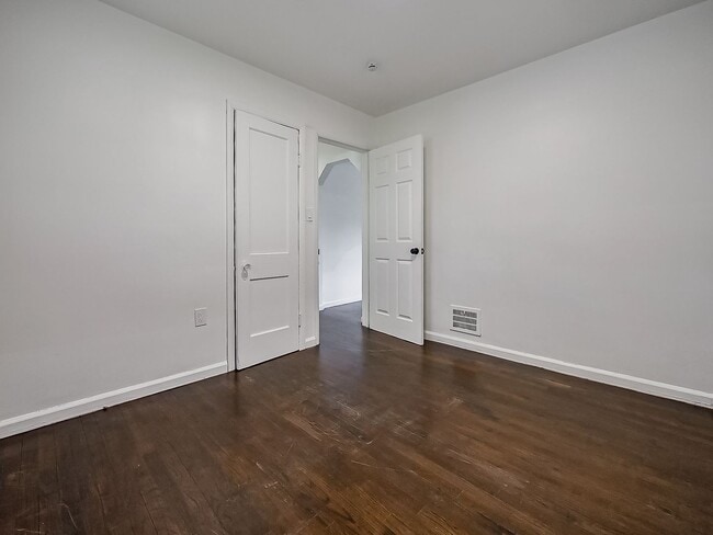 Building Photo - Welcome to this beautiful 2 bedroom, 1 bat...