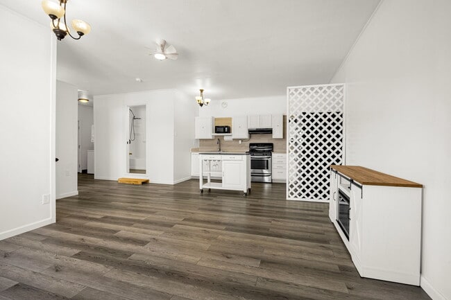Building Photo - 5750 Whipshaw Rd